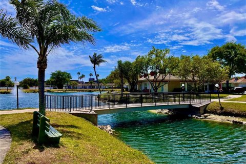 Condo in Holiday, Florida, 2 bedrooms  № 1750108 - photo 23