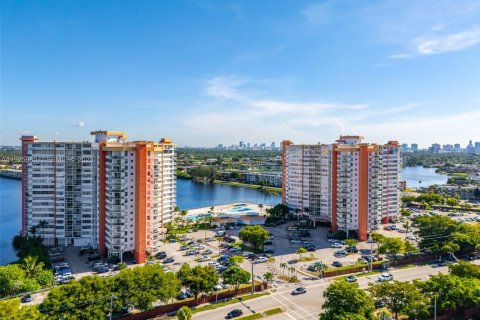 Condo in Miami, Florida, 2 bedrooms № 1989566 - photo 2