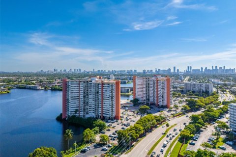 Condo in Miami, Florida, 2 bedrooms № 1989566 - photo 1