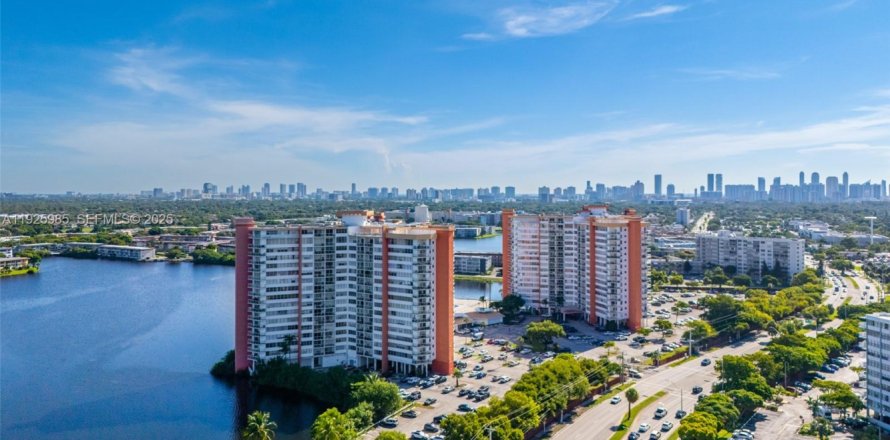 Condo in Miami, Florida, 2 bedrooms № 1989566