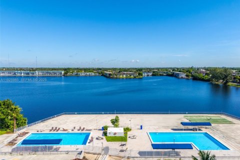 Condo in Miami, Florida, 2 bedrooms № 1989566 - photo 8