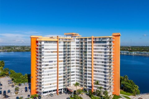 Condo in Miami, Florida, 2 bedrooms № 1989566 - photo 4