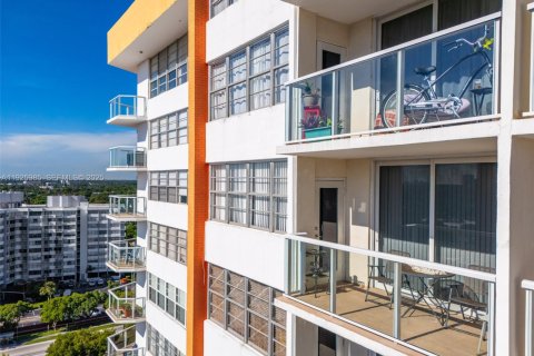 Condo in Miami, Florida, 2 bedrooms № 1989566 - photo 5