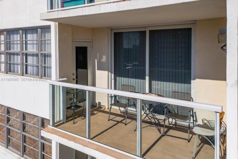 Condo in Miami, Florida, 2 bedrooms № 1989566 - photo 6