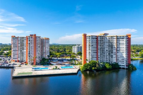 Condo in Miami, Florida, 2 bedrooms № 1989566 - photo 7