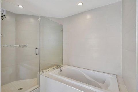 Condo in Miami, Florida, 3 bedrooms  № 1727855 - photo 18