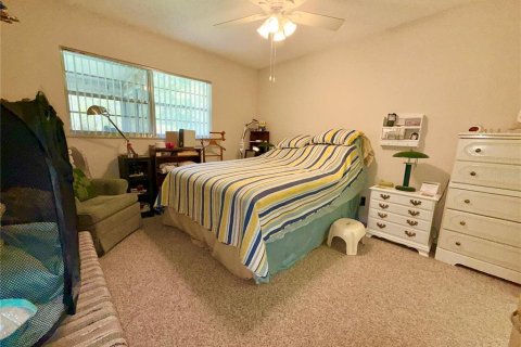 Condo in New Port Richey, Florida, 2 bedrooms  № 1908678 - photo 9