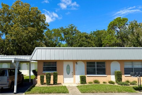 Condo in New Port Richey, Florida, 2 bedrooms  № 1908678 - photo 1