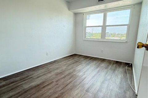 Condo in Seminole, Florida, 2 bedrooms  № 1681673 - photo 16