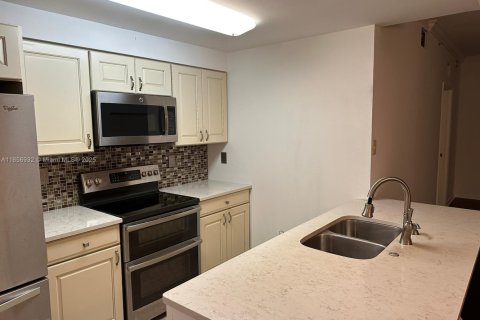 Condo in Coral Springs, Florida, 3 bedrooms  № 1878773 - photo 6