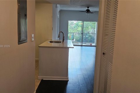 Condo in Coral Springs, Florida, 3 bedrooms  № 1878773 - photo 7