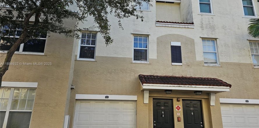 Condo in Coral Springs, Florida, 3 bedrooms № 1878773