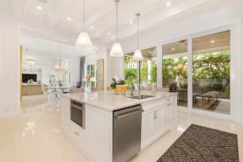 House in West Palm Beach, Florida 4 bedrooms, 477.24 sq.m. № 2243562 - photo 13