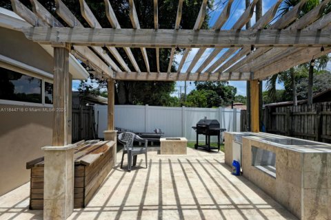 House in Hollywood, Florida 4 bedrooms, 131.55 sq.m. № 1840714 - photo 3