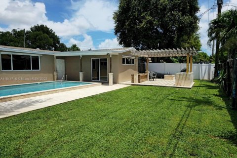 House in Hollywood, Florida 4 bedrooms, 131.55 sq.m. № 1840714 - photo 15