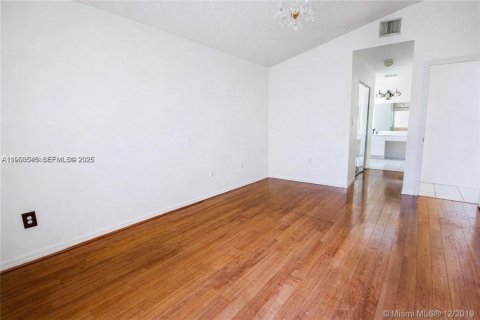 House in Miami, Florida 3 bedrooms, 151.52 sq.m. № 2007981 - photo 23