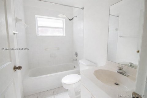 House in Miami, Florida 3 bedrooms, 151.52 sq.m. № 2007981 - photo 22