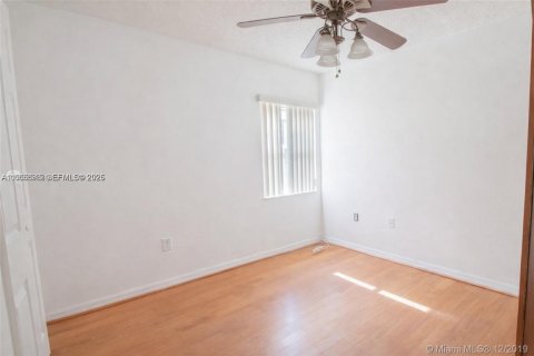 House in Miami, Florida 3 bedrooms, 151.52 sq.m. № 2007981 - photo 17