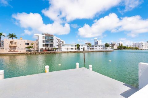 Condo in Miami Beach, Florida, 1 bedroom  № 2090907 - photo 17