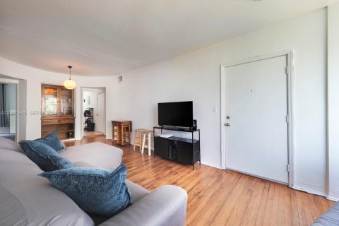 Condo in Miami Beach, Florida, 1 bedroom  № 2090907 - photo 3