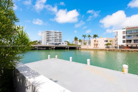 Condo in Miami Beach, Florida, 1 bedroom  № 2090907 - photo 16
