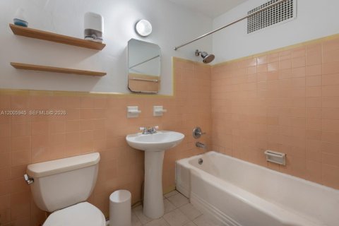 Condo in Miami Beach, Florida, 1 bedroom  № 2090907 - photo 11