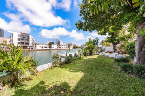 Condo in Miami Beach, Florida, 1 bedroom  № 2090907 - photo 15