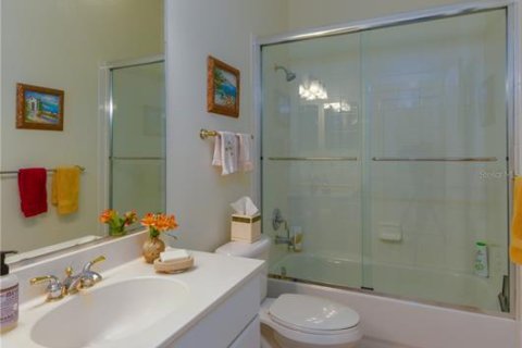 House in Sarasota, Florida 3 bedrooms, 184.88 sq.m. № 2354788 - photo 13