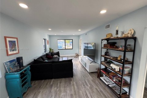 Casa en venta en Hialeah, Florida, 3 dormitorios, 84.91 m2 № 2047660 - foto 9