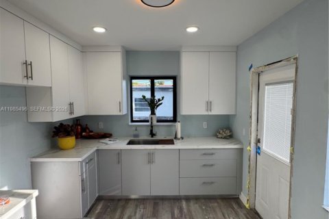 Casa en venta en Hialeah, Florida, 3 dormitorios, 84.91 m2 № 2047660 - foto 11