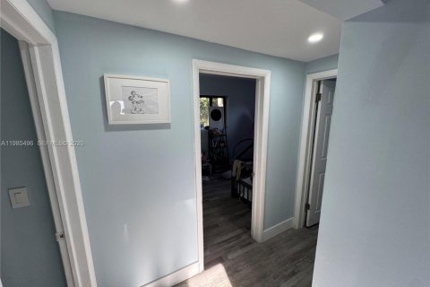 Casa en venta en Hialeah, Florida, 3 dormitorios, 84.91 m2 № 2047660 - foto 12