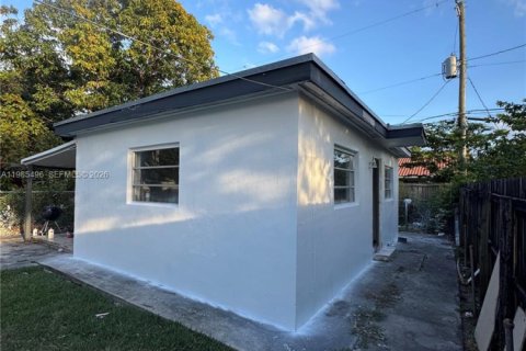 Casa en venta en Hialeah, Florida, 3 dormitorios, 84.91 m2 № 2047660 - foto 13