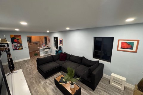 Casa en venta en Hialeah, Florida, 3 dormitorios, 84.91 m2 № 2047660 - foto 6