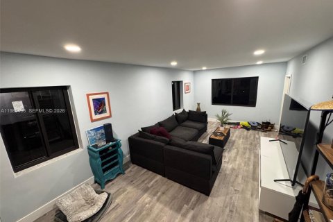 Casa en venta en Hialeah, Florida, 3 dormitorios, 84.91 m2 № 2047660 - foto 4