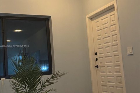Casa en venta en Hialeah, Florida, 3 dormitorios, 84.91 m2 № 2047660 - foto 5