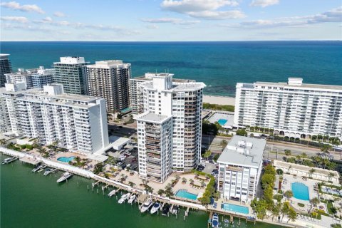 Купить кондоминиум в Майами-Бич, Флорида 3 спальни, 196.49м2, № 1955387 - фото 1