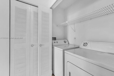 Condo in Miami, Florida, 2 bedrooms  № 1979966 - photo 29