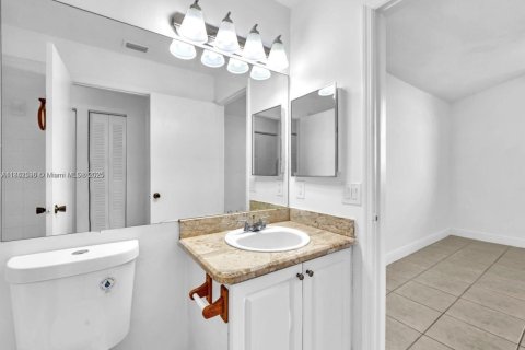 Condo in Miami, Florida, 2 bedrooms  № 1979966 - photo 24