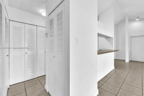 Condo in Miami, Florida, 2 bedrooms  № 1979966 - photo 28