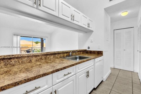 Condo in Miami, Florida, 2 bedrooms  № 1979966 - photo 9