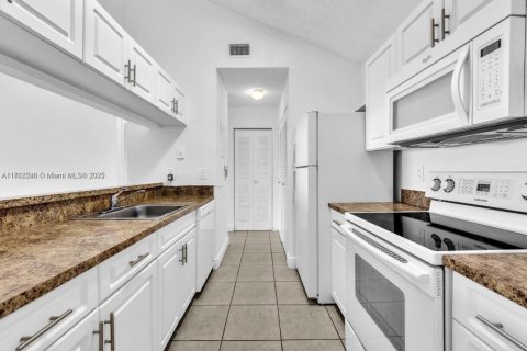 Condo in Miami, Florida, 2 bedrooms  № 1979966 - photo 8