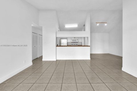 Condo in Miami, Florida, 2 bedrooms  № 1979966 - photo 17