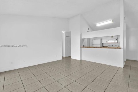 Condo in Miami, Florida, 2 bedrooms  № 1979966 - photo 18
