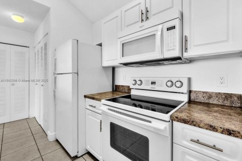 Condo in Miami, Florida, 2 bedrooms  № 1979966 - photo 10