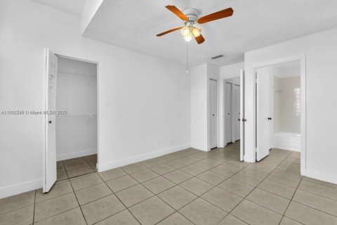 Condo in Miami, Florida, 2 bedrooms  № 1979966 - photo 27