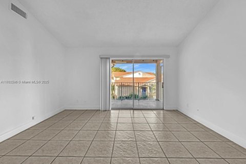 Condo in Miami, Florida, 2 bedrooms  № 1979966 - photo 15