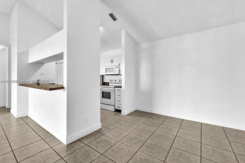 Condo in Miami, Florida, 2 bedrooms  № 1979966 - photo 12