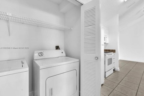 Condo in Miami, Florida, 2 bedrooms  № 1979966 - photo 30