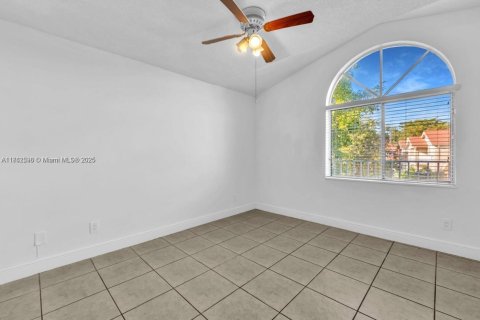 Condo in Miami, Florida, 2 bedrooms  № 1979966 - photo 23