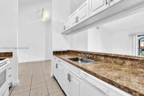 Condo in Miami, Florida, 2 bedrooms  № 1979966 - photo 7